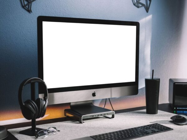 Free Modern Workstation iMac Mockup 2